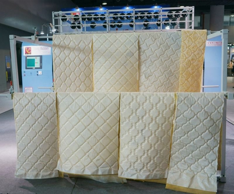 Высокая точность и высокая жесткость Профессиональная Quilting Machine с импортированным винтовым стержнем Максимальная скорость шитья 1400 R / min